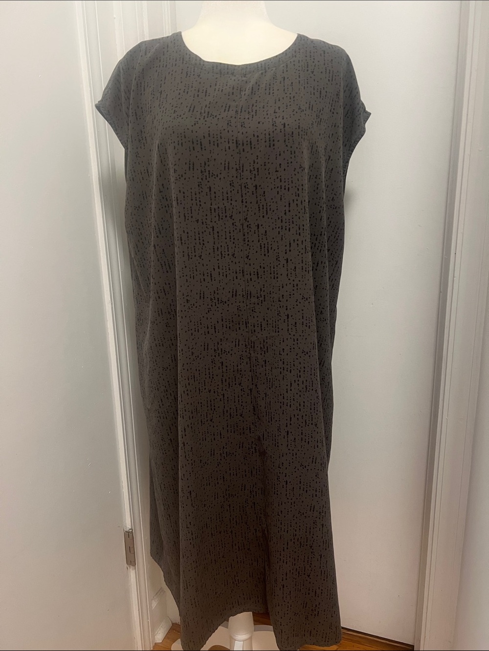Eileen Fisher confetti printed 100% silk crepe dress in a dark gray color